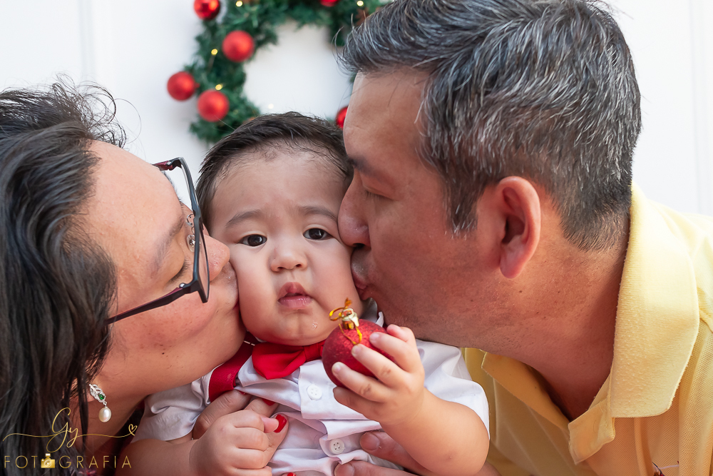 Ensaio de natal em estúdio. Fotógrafo em londrina especializado em ensaios de bebês e crianças. Momento registrado pela fotógrafa Giscellayne- Gy fotografia.