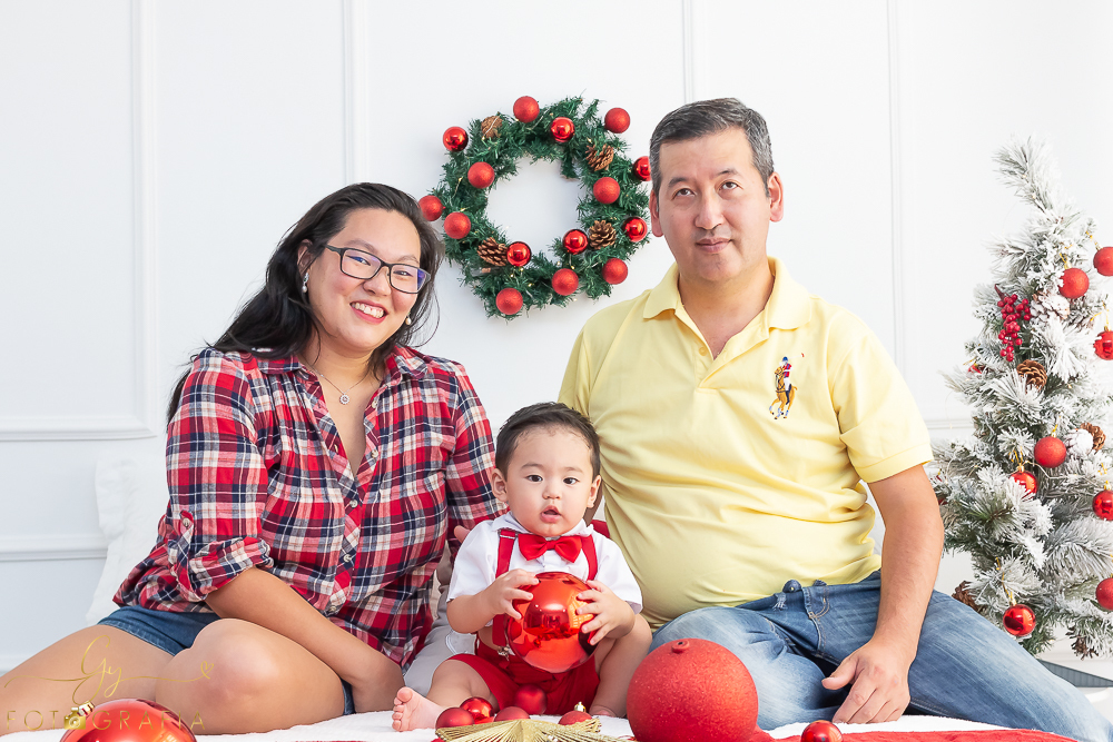 Ensaio de natal em estúdio. Fotógrafo em londrina especializado em ensaios de bebês e crianças. Momento registrado pela fotógrafa Giscellayne- Gy fotografia.