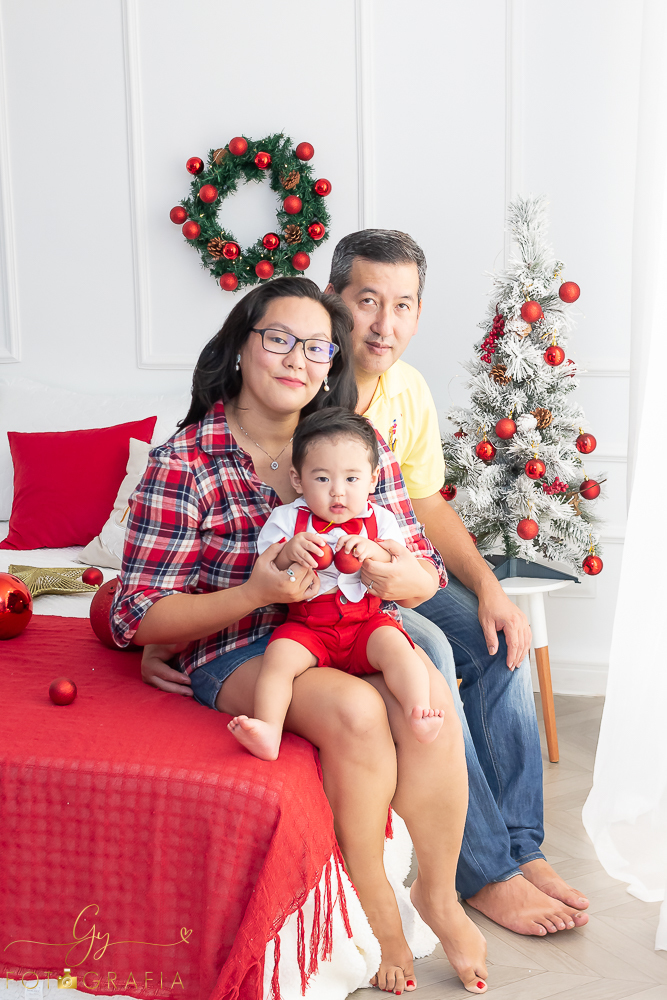 Ensaio de natal em estúdio. Fotógrafo em londrina especializado em ensaios de bebês e crianças. Momento registrado pela fotógrafa Giscellayne- Gy fotografia.