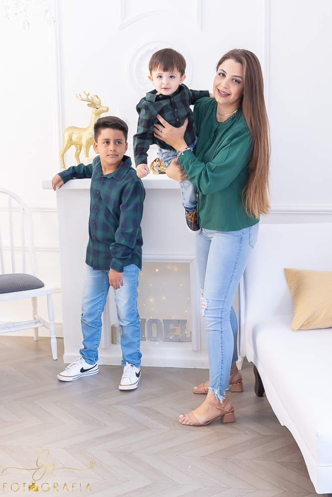 Ensaio de natal em estúdio. Fotógrafo em londrina especializado em ensaios de bebês e crianças. Momento registrado pela fotógrafa Giscellayne- Gy fotografia.