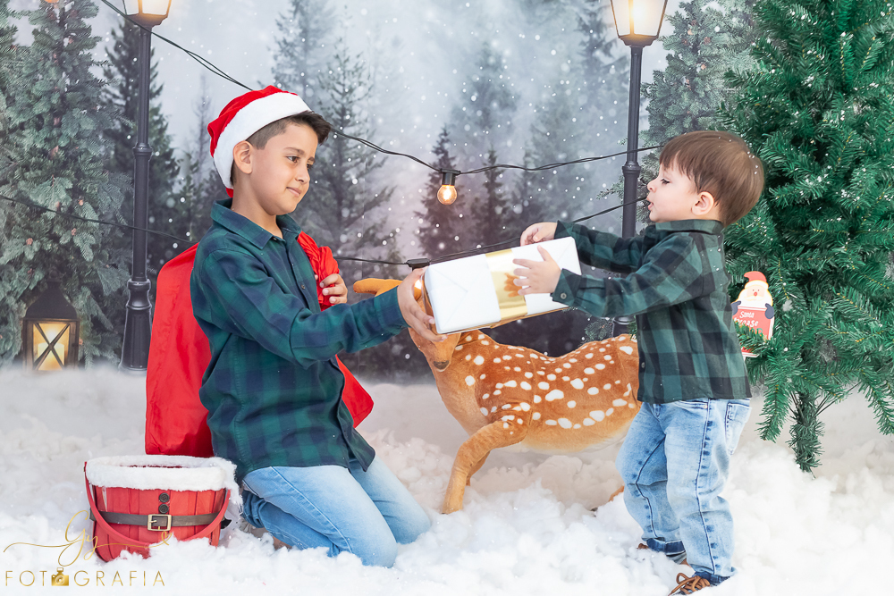 Ensaio de natal em estúdio. Fotógrafo em londrina especializado em ensaios de bebês e crianças. Momento registrado pela fotógrafa Giscellayne- Gy fotografia.