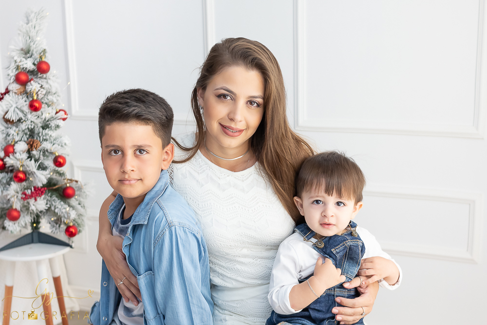 Ensaio de natal em estúdio. Fotógrafo em londrina especializado em ensaios de bebês e crianças. Momento registrado pela fotógrafa Giscellayne- Gy fotografia.