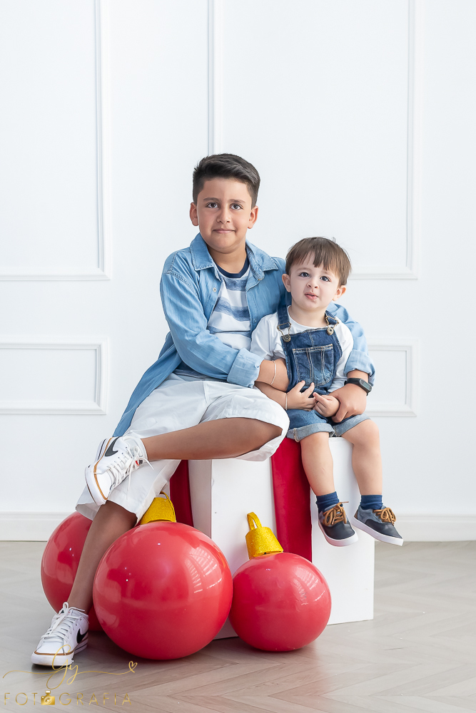 Ensaio de natal em estúdio. Fotógrafo em londrina especializado em ensaios de bebês e crianças. Momento registrado pela fotógrafa Giscellayne- Gy fotografia.