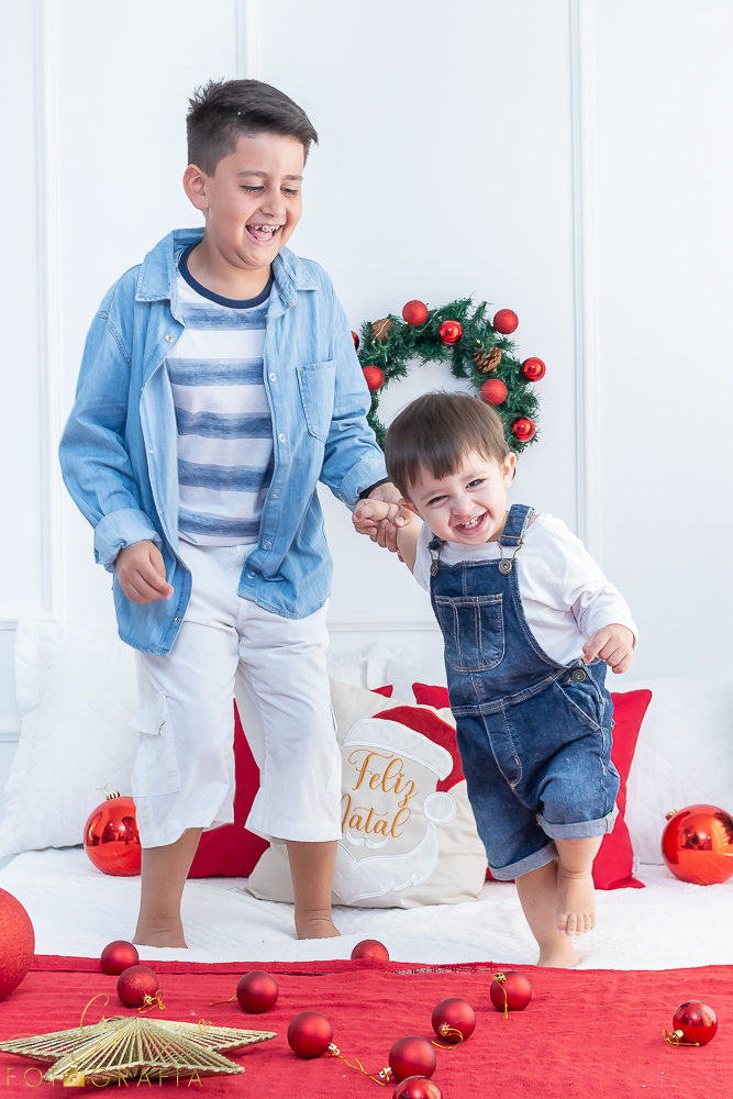 Ensaio de natal em estúdio. Fotógrafo em londrina especializado em ensaios de bebês e crianças. Momento registrado pela fotógrafa Giscellayne- Gy fotografia.