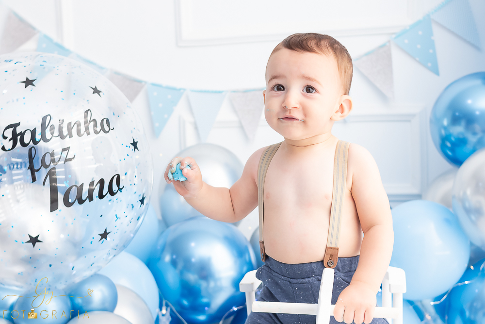 Ensaio ensaio smash the cake. Ensaio de fotos para comemorar o primeiro aniversário do bebê! Fotógrafo em londrina especializado em ensaios de bebês e crianças! Momento registrado pela fotógrafa Giscellayne - Gy Fotografia