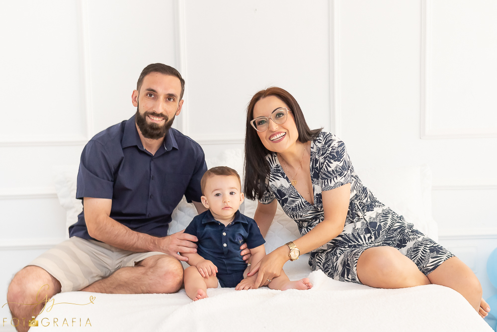 Ensaio ensaio smash the cake. Ensaio de fotos para comemorar o primeiro aniversário do bebê! Fotógrafo em londrina especializado em ensaios de bebês e crianças! Momento registrado pela fotógrafa Giscellayne - Gy Fotografia