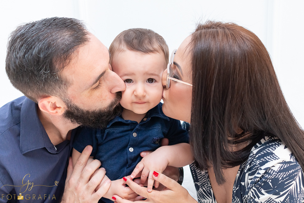 Ensaio ensaio smash the cake. Ensaio de fotos para comemorar o primeiro aniversário do bebê! Fotógrafo em londrina especializado em ensaios de bebês e crianças! Momento registrado pela fotógrafa Giscellayne - Gy Fotografia
