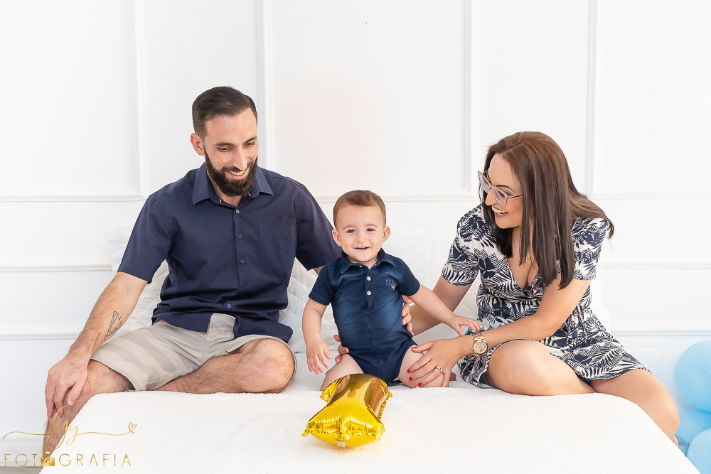 Ensaio ensaio smash the cake. Ensaio de fotos para comemorar o primeiro aniversário do bebê! Fotógrafo em londrina especializado em ensaios de bebês e crianças! Momento registrado pela fotógrafa Giscellayne - Gy Fotografia