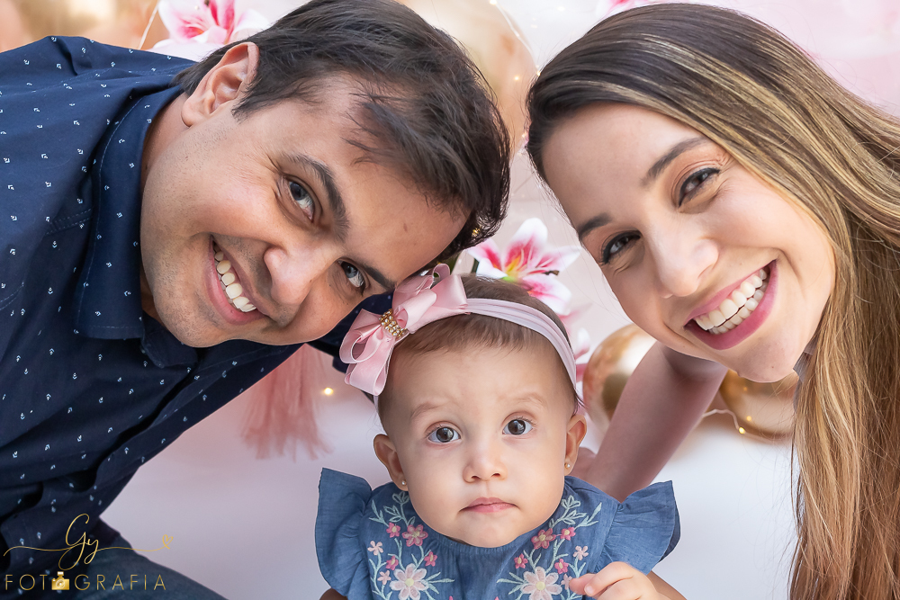 Ensaio smash the cake em estúdio. cenário com balões rosa e plumas. fotógrafo em Londrina especializado em ensaio de bebês e crianças. Ensaio de aniversário. Momento registrado pela fotografa Giscellayne - Gy Fotografia.