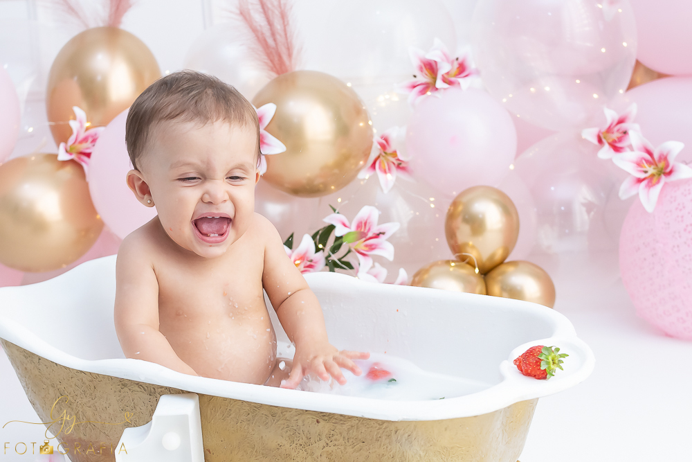 Ensaio smash the cake em estúdio. cenário com balões rosa e plumas. fotógrafo em Londrina especializado em ensaio de bebês e crianças. Ensaio de aniversário. Momento registrado pela fotografa Giscellayne - Gy Fotografia.