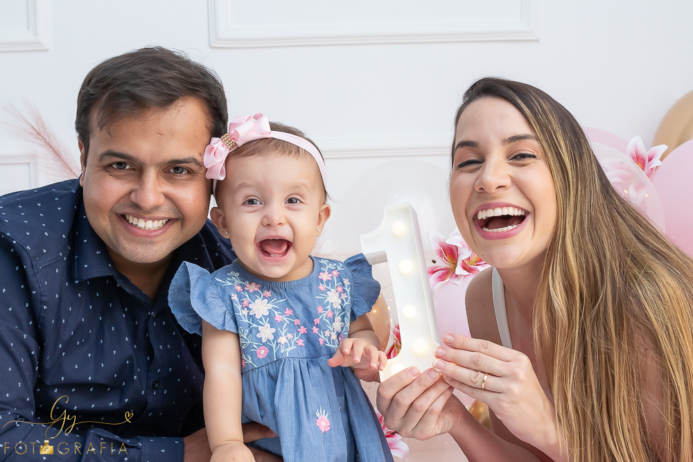 Ensaio smash the cake em estúdio. cenário com balões rosa e plumas. fotógrafo em Londrina especializado em ensaio de bebês e crianças. Ensaio de aniversário. Momento registrado pela fotografa Giscellayne - Gy Fotografia.