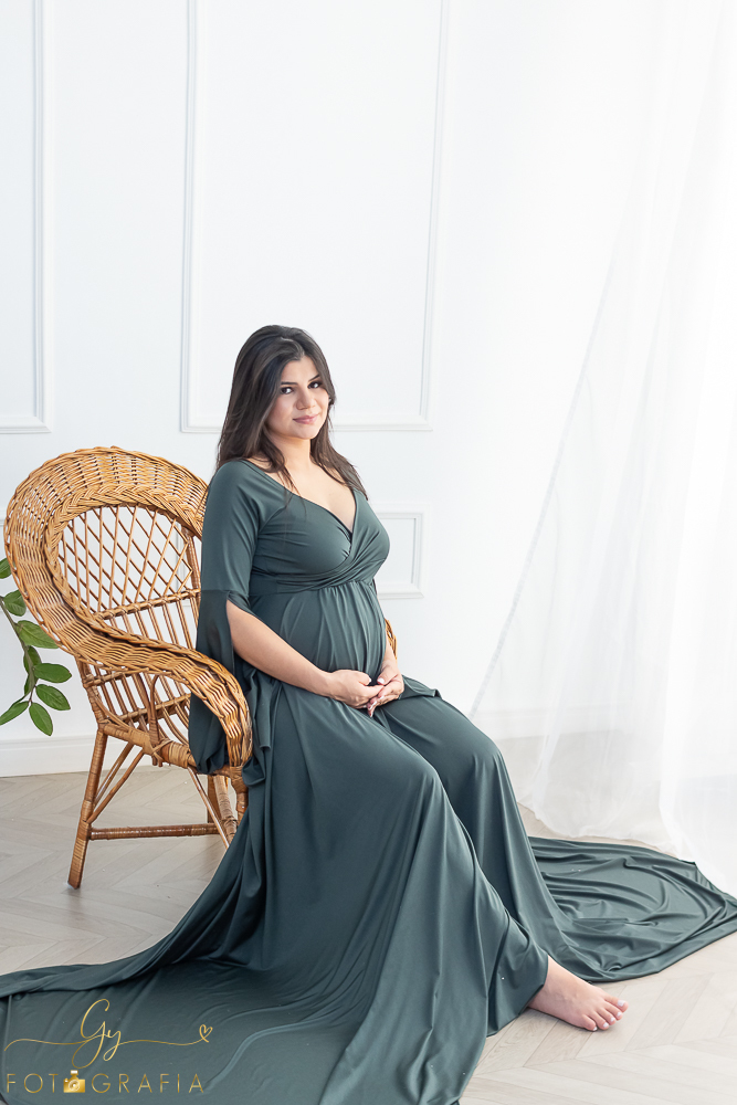 Ensaio de gestante em estúdio. Fotografo com roupas disponíveis para a sessão. estúdio de fotos em Londrina. Momento registrado pela fotografa Giscellayne - Gy Fotografia