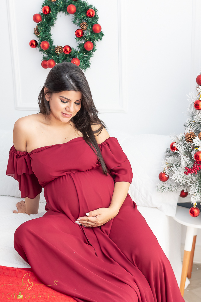 Ensaio de gestante em estúdio. Fotografo com roupas disponíveis para a sessão. estúdio de fotos em Londrina. Momento registrado pela fotografa Giscellayne - Gy Fotografia