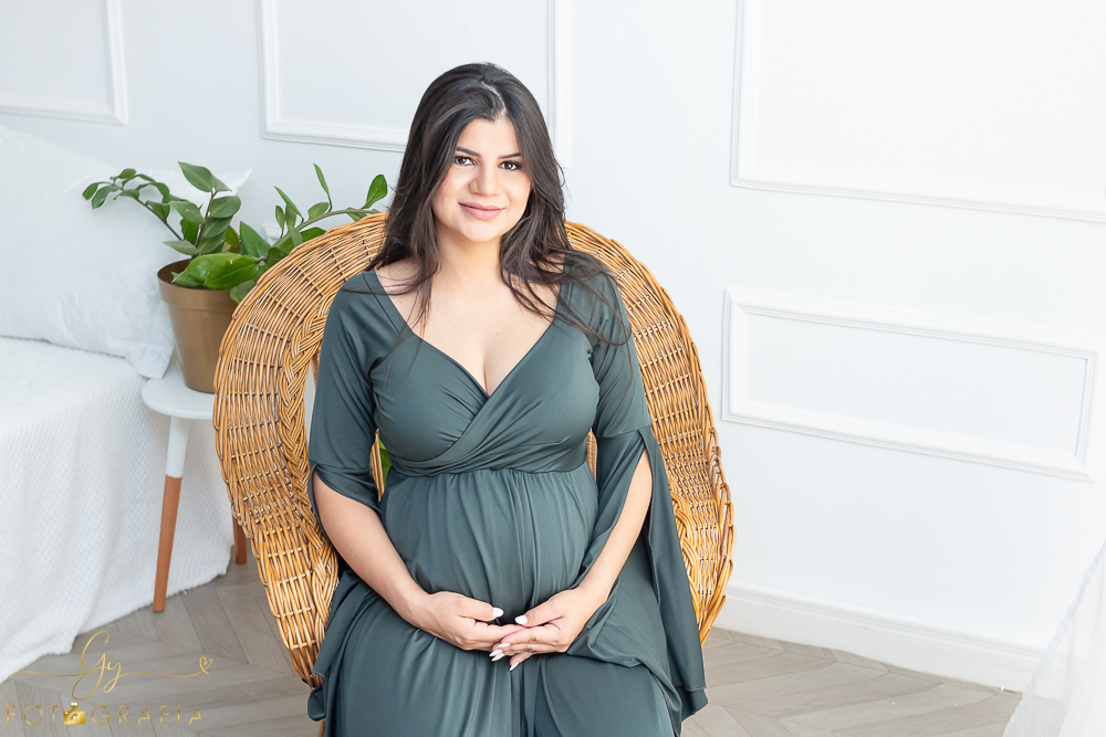 Ensaio de gestante em estúdio. Fotografo com roupas disponíveis para a sessão. estúdio de fotos em Londrina. Momento registrado pela fotografa Giscellayne - Gy Fotografia