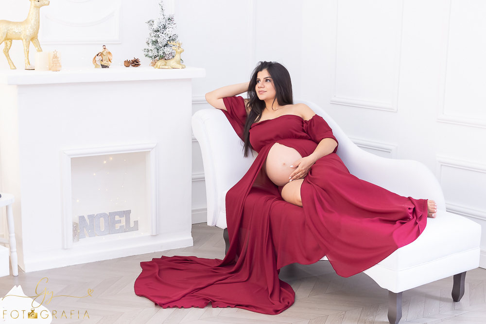 Ensaio de gestante em estúdio. Fotografo com roupas disponíveis para a sessão. estúdio de fotos em Londrina. Momento registrado pela fotografa Giscellayne - Gy Fotografia
