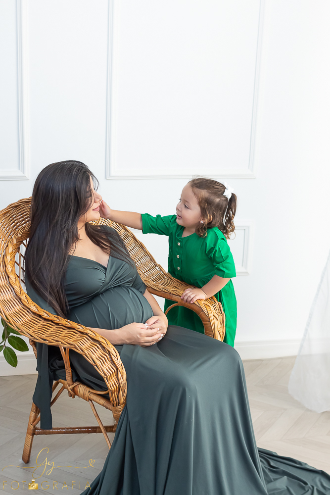 Ensaio de gestante em estúdio. Fotografo com roupas disponíveis para a sessão. estúdio de fotos em Londrina. Momento registrado pela fotografa Giscellayne - Gy Fotografia