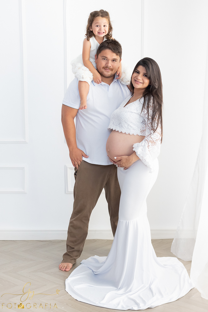 Ensaio de gestante em estúdio. Fotografo com roupas disponíveis para a sessão. estúdio de fotos em Londrina. Momento registrado pela fotografa Giscellayne - Gy Fotografia