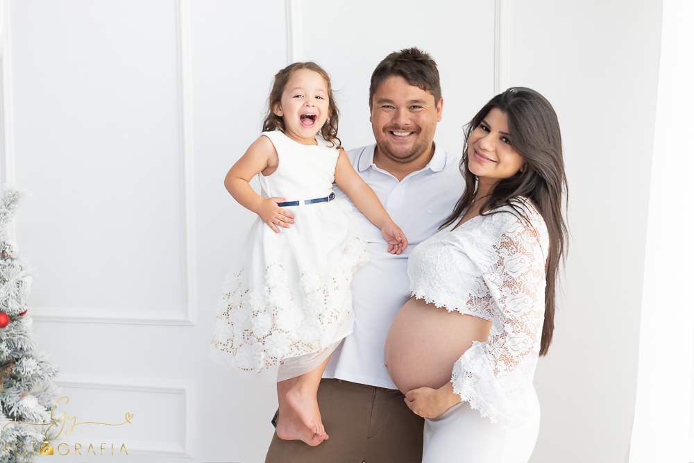 Ensaio de gestante em estúdio. Fotografo com roupas disponíveis para a sessão. estúdio de fotos em Londrina. Momento registrado pela fotografa Giscellayne - Gy Fotografia