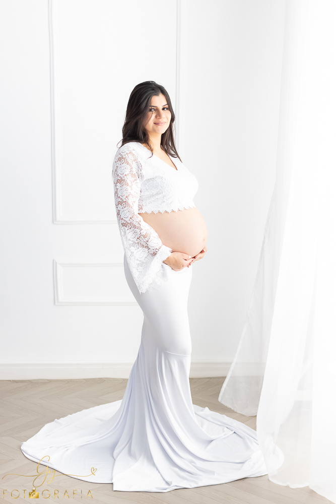 Ensaio de gestante em estúdio. Fotografo com roupas disponíveis para a sessão. estúdio de fotos em Londrina. Momento registrado pela fotografa Giscellayne - Gy Fotografia