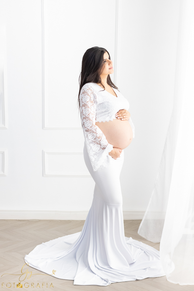 Ensaio de gestante em estúdio. Fotografo com roupas disponíveis para a sessão. estúdio de fotos em Londrina. Momento registrado pela fotografa Giscellayne - Gy Fotografia