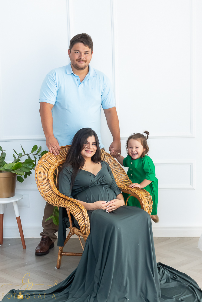 Ensaio de gestante em estúdio. Fotografo com roupas disponíveis para a sessão. estúdio de fotos em Londrina. Momento registrado pela fotografa Giscellayne - Gy Fotografia