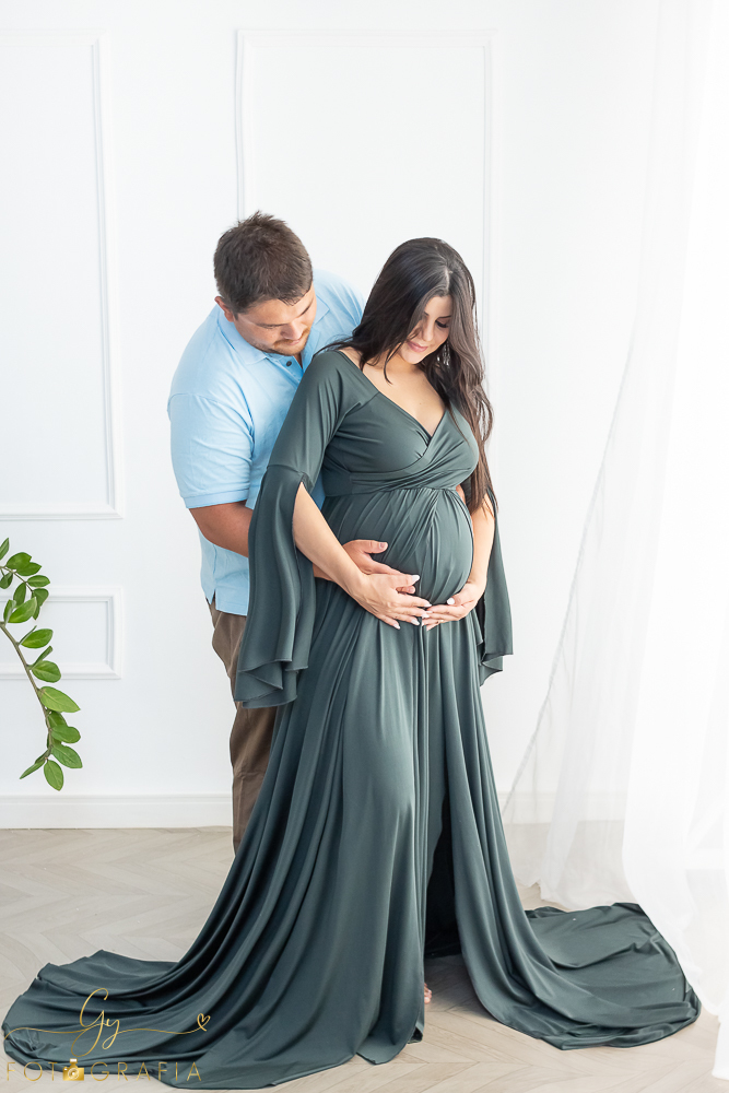 Ensaio de gestante em estúdio. Fotografo com roupas disponíveis para a sessão. estúdio de fotos em Londrina. Momento registrado pela fotografa Giscellayne - Gy Fotografia