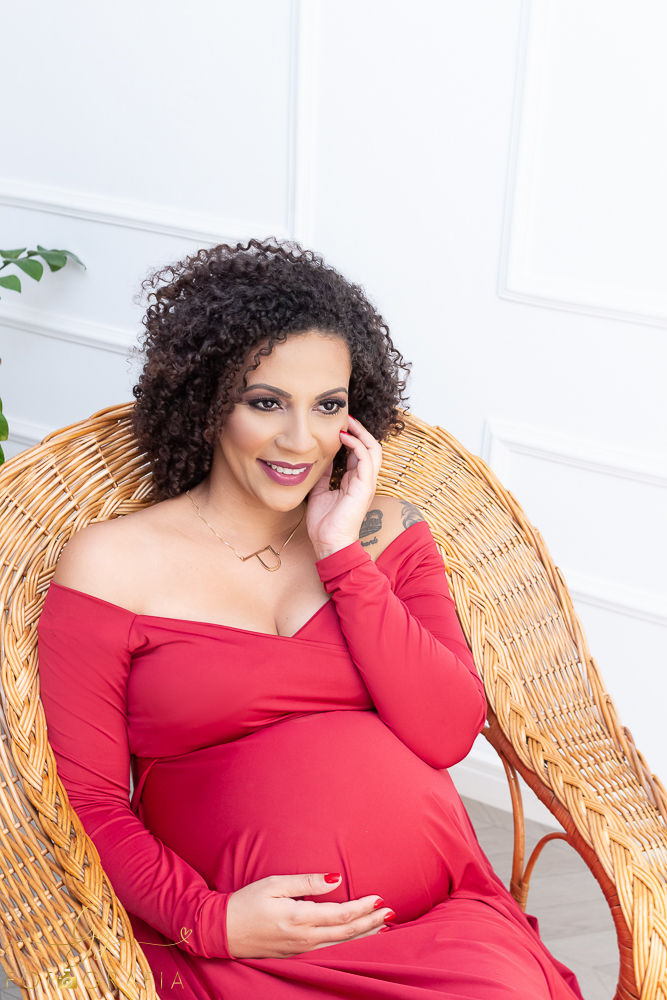 Ensaio de gestante em estúdio com lingerie, estilo clean. Fotografo com roupas disponíveis para a sessão. estúdio de fotos em Londrina. Momento registrado pela fotografa Giscellayne - Gy Fotografia