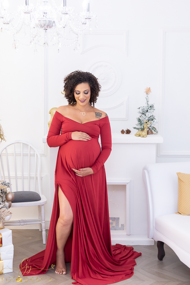 Ensaio de gestante em estúdio com lingerie, estilo clean. Fotografo com roupas disponíveis para a sessão. estúdio de fotos em Londrina. Momento registrado pela fotografa Giscellayne - Gy Fotografia