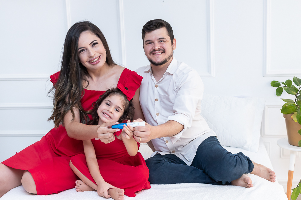 ensaio para anunciar a gravidez. fotografo em Londrina especializado em ensaios de gestantes e família. Momento registrado pela fotografa Giscellayne - Gy fotografia.
