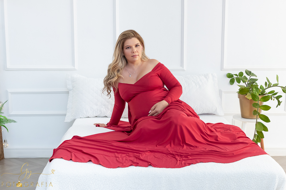Ensaio de gestante Cassilene. Sessão de fotos em estúdio. Fotografo em Londrina especializado em ensaios de gestantes. Momento registrado pela fotografa Giscellayne - Gy Fotografia.