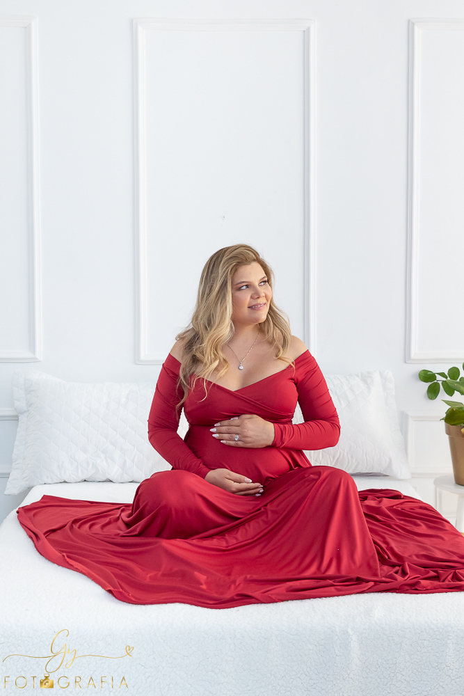 Ensaio de gestante Cassilene. Sessão de fotos em estúdio. Fotografo em Londrina especializado em ensaios de gestantes. Momento registrado pela fotografa Giscellayne - Gy Fotografia.