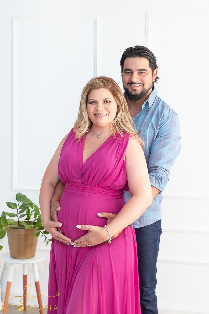 Ensaio de gestante Cassilene. Sessão de fotos em estúdio. Fotografo em Londrina especializado em ensaios de gestantes. Momento registrado pela fotografa Giscellayne - Gy Fotografia.
