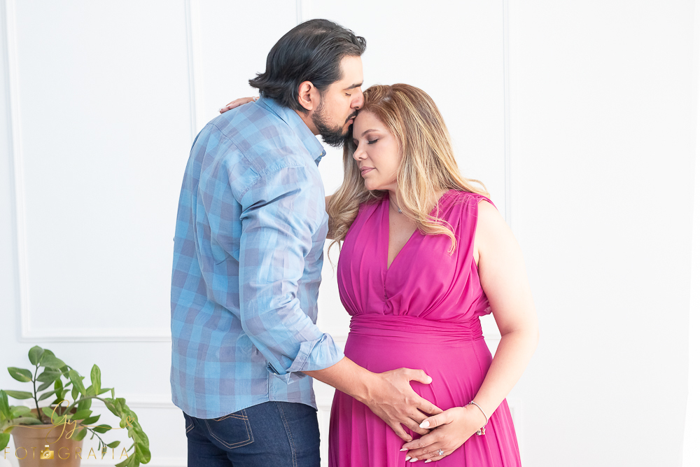 Ensaio de gestante Cassilene. Sessão de fotos em estúdio. Fotografo em Londrina especializado em ensaios de gestantes. Momento registrado pela fotografa Giscellayne - Gy Fotografia.
