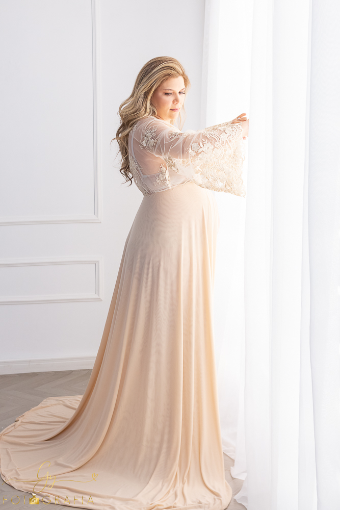 Ensaio de gestante Cassilene. Sessão de fotos em estúdio. Fotografo em Londrina especializado em ensaios de gestantes. Momento registrado pela fotografa Giscellayne - Gy Fotografia.