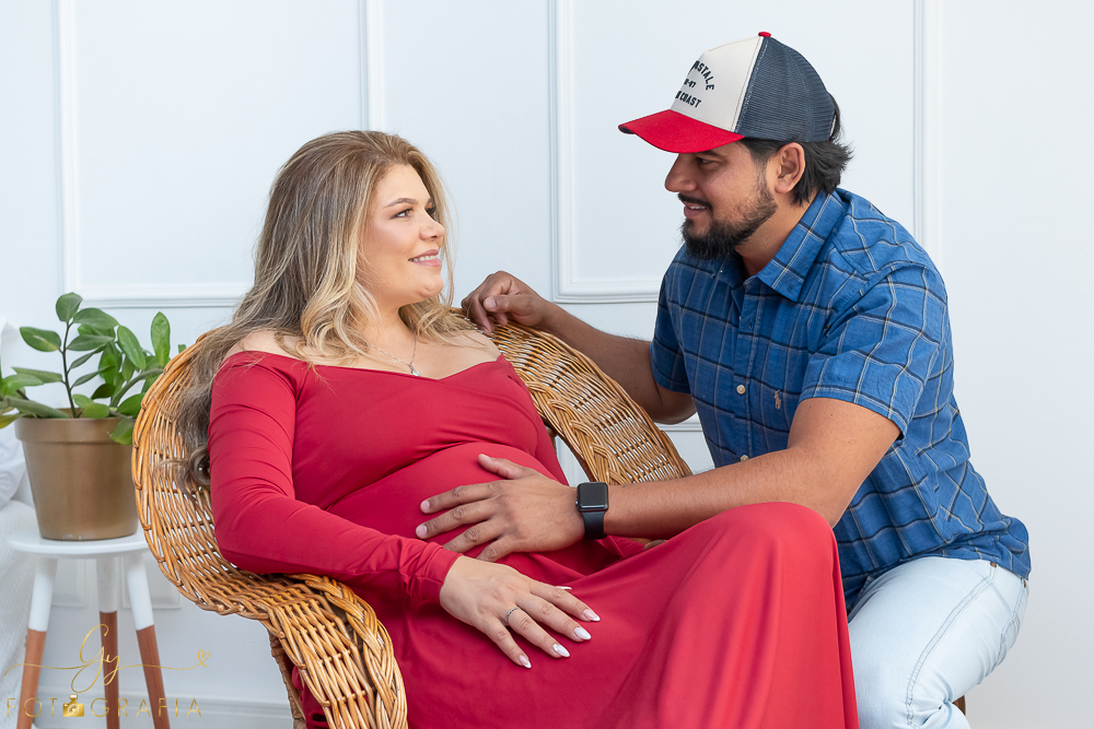 Ensaio de gestante Cassilene. Sessão de fotos em estúdio. Fotografo em Londrina especializado em ensaios de gestantes. Momento registrado pela fotografa Giscellayne - Gy Fotografia.