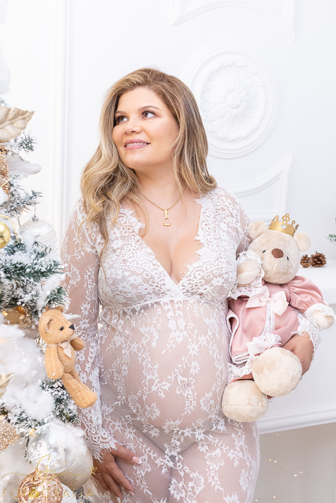 Ensaio de gestante Cassilene. Sessão de fotos em estúdio. Fotografo em Londrina especializado em ensaios de gestantes. Momento registrado pela fotografa Giscellayne - Gy Fotografia.