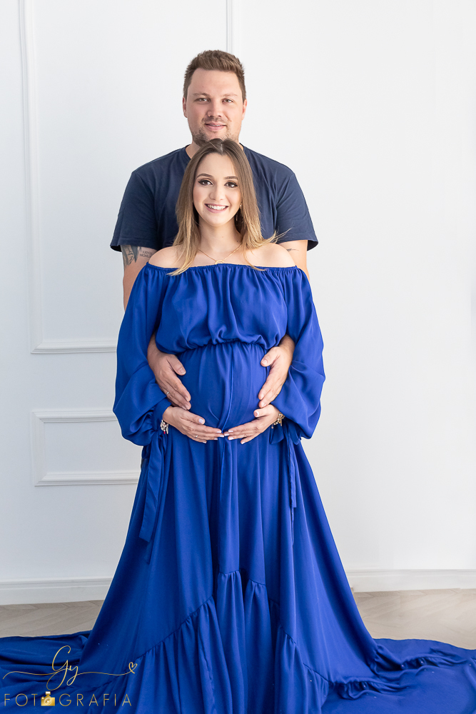 Ensaio de gestante Geovana. Sessão de fotos em estúdio. Fotografo em Londrina especializado em ensaios de gestantes. Momento registrado pela fotografa Giscellayne - Gy Fotografia.