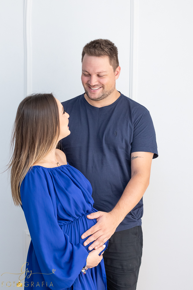 Ensaio de gestante Geovana. Sessão de fotos em estúdio. Fotografo em Londrina especializado em ensaios de gestantes. Momento registrado pela fotografa Giscellayne - Gy Fotografia.