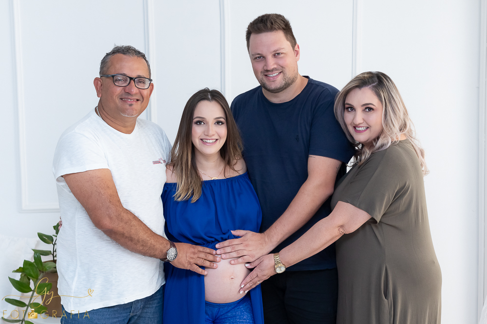Ensaio de gestante Geovana. Sessão de fotos em estúdio. Fotografo em Londrina especializado em ensaios de gestantes. Momento registrado pela fotografa Giscellayne - Gy Fotografia.