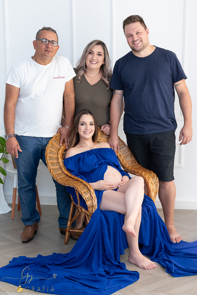 Ensaio de gestante Geovana. Sessão de fotos em estúdio. Fotografo em Londrina especializado em ensaios de gestantes. Momento registrado pela fotografa Giscellayne - Gy Fotografia.