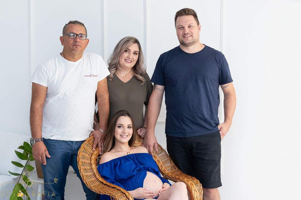 Ensaio de gestante Geovana. Sessão de fotos em estúdio. Fotografo em Londrina especializado em ensaios de gestantes. Momento registrado pela fotografa Giscellayne - Gy Fotografia.