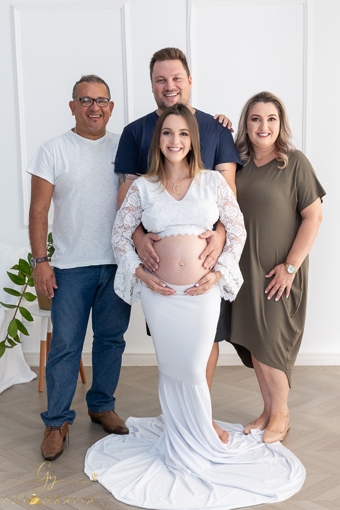 Ensaio de gestante Geovana. Sessão de fotos em estúdio. Fotografo em Londrina especializado em ensaios de gestantes. Momento registrado pela fotografa Giscellayne - Gy Fotografia.