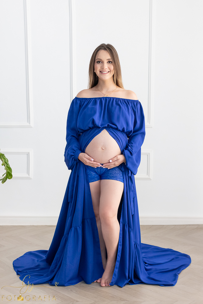 Ensaio de gestante Geovana. Sessão de fotos em estúdio. Fotografo em Londrina especializado em ensaios de gestantes. Momento registrado pela fotografa Giscellayne - Gy Fotografia.