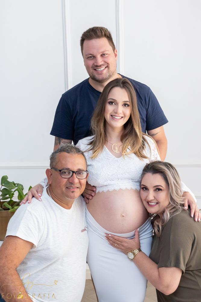 Ensaio de gestante Geovana. Sessão de fotos em estúdio. Fotografo em Londrina especializado em ensaios de gestantes. Momento registrado pela fotografa Giscellayne - Gy Fotografia.