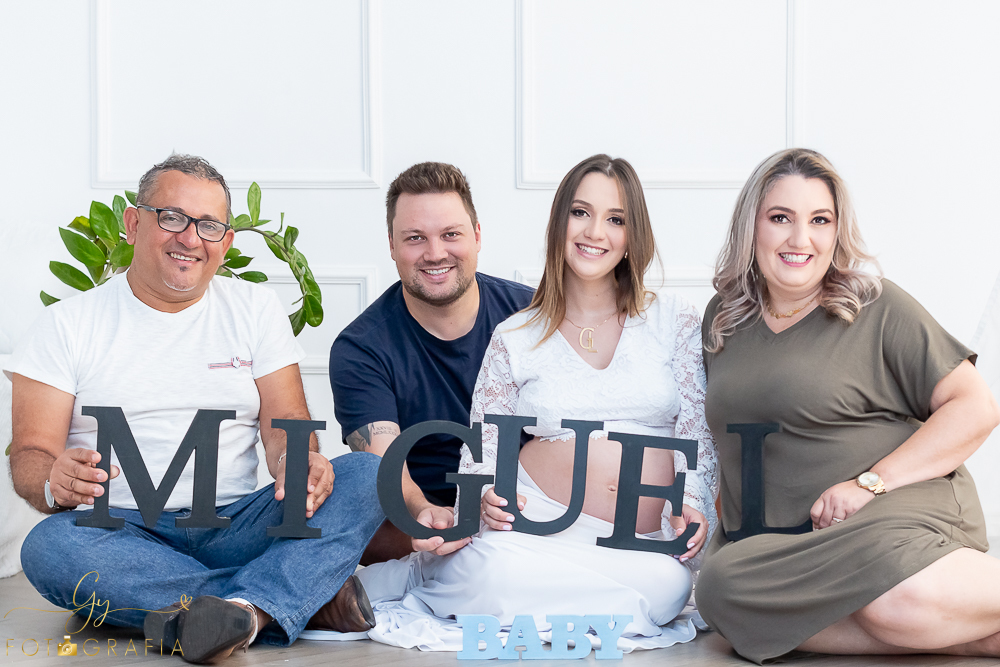 Ensaio de gestante Geovana. Sessão de fotos em estúdio. Fotografo em Londrina especializado em ensaios de gestantes. Momento registrado pela fotografa Giscellayne - Gy Fotografia.