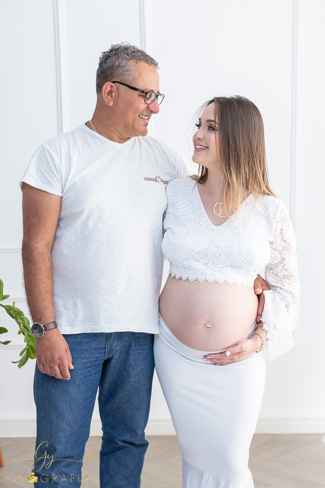 Ensaio de gestante Geovana. Sessão de fotos em estúdio. Fotografo em Londrina especializado em ensaios de gestantes. Momento registrado pela fotografa Giscellayne - Gy Fotografia.