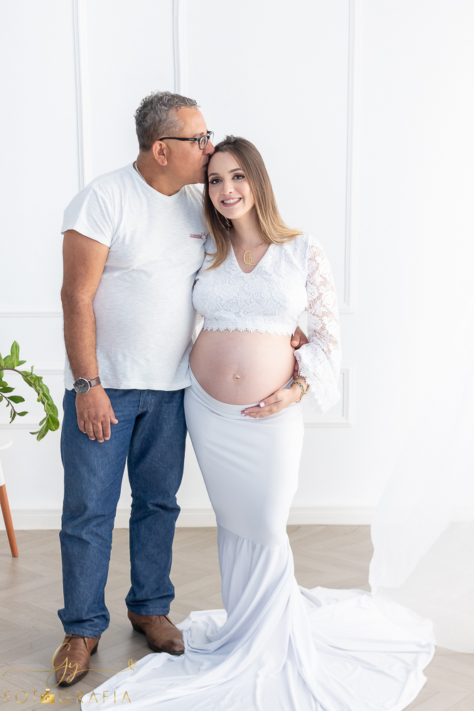 Ensaio de gestante Geovana. Sessão de fotos em estúdio. Fotografo em Londrina especializado em ensaios de gestantes. Momento registrado pela fotografa Giscellayne - Gy Fotografia.