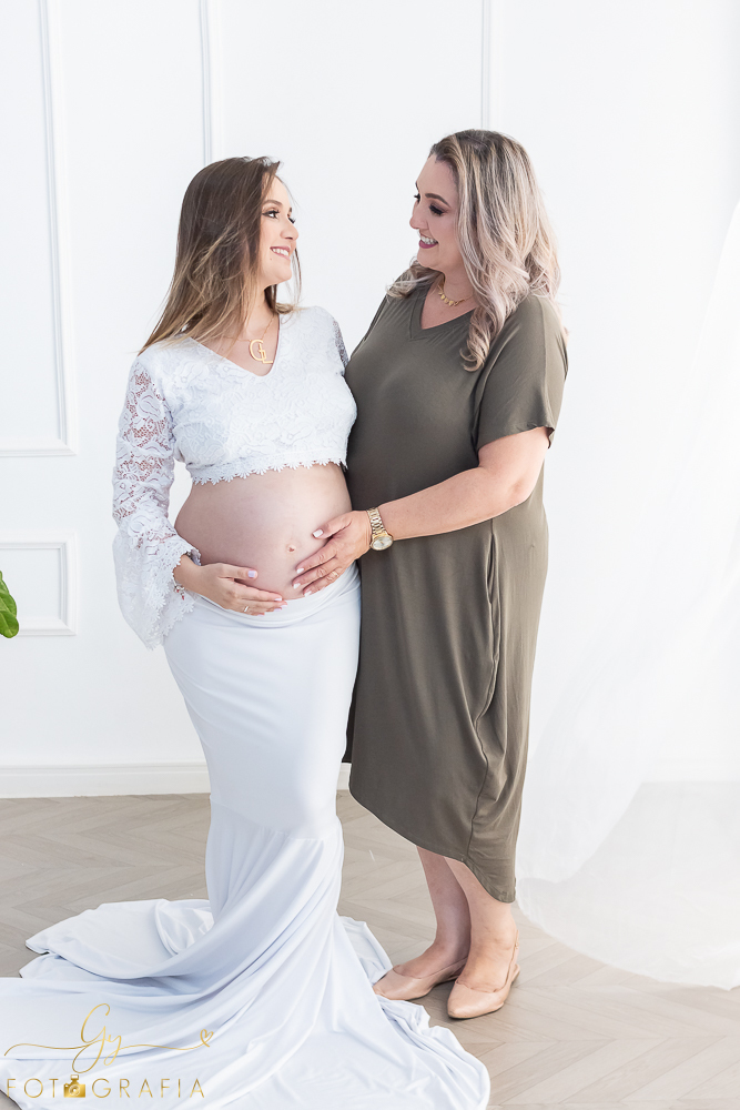 Ensaio de gestante Geovana. Sessão de fotos em estúdio. Fotografo em Londrina especializado em ensaios de gestantes. Momento registrado pela fotografa Giscellayne - Gy Fotografia.