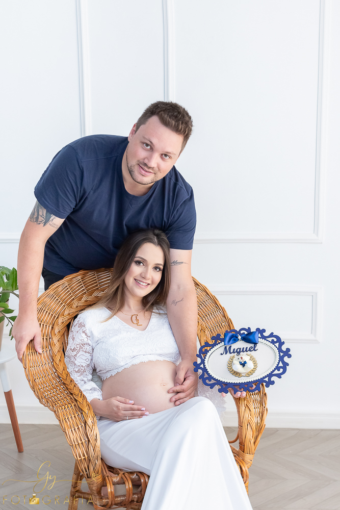 Ensaio de gestante Geovana. Sessão de fotos em estúdio. Fotografo em Londrina especializado em ensaios de gestantes. Momento registrado pela fotografa Giscellayne - Gy Fotografia.