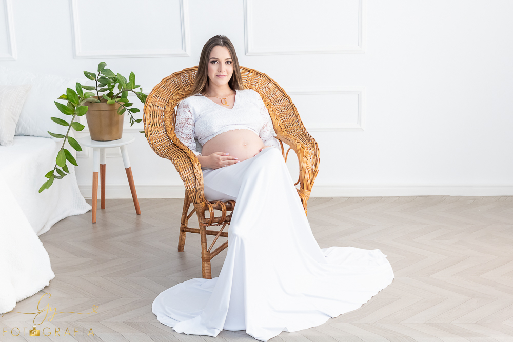 Ensaio de gestante Geovana. Sessão de fotos em estúdio. Fotografo em Londrina especializado em ensaios de gestantes. Momento registrado pela fotografa Giscellayne - Gy Fotografia.